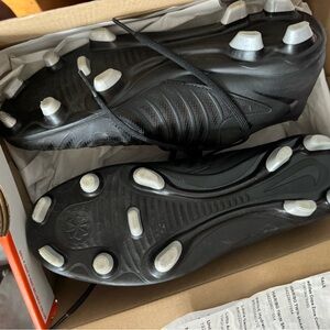 Cleats size 7 1/2 brand new , couldn’t return them.